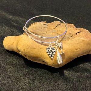 Adjustable bracelet with three charms wine bottle, grapes and cup